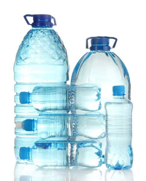 Diferentes botellas de agua aisladas en blanco — Foto de Stock