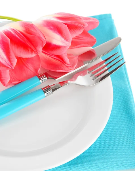 Tavolo da pranzo festivo con tulipani isolati su bianco — Foto Stock