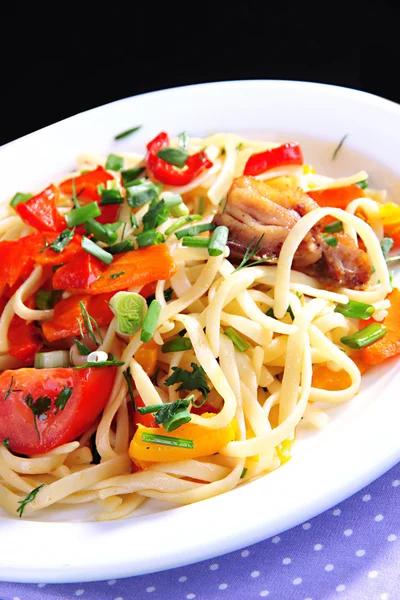 Noodles with vegetables on plate close-up — Stock Photo, Image