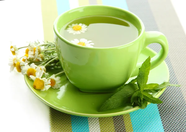Taza de té de hierbas con manzanillas silvestres y menta, aislado en blanco —  Fotos de Stock