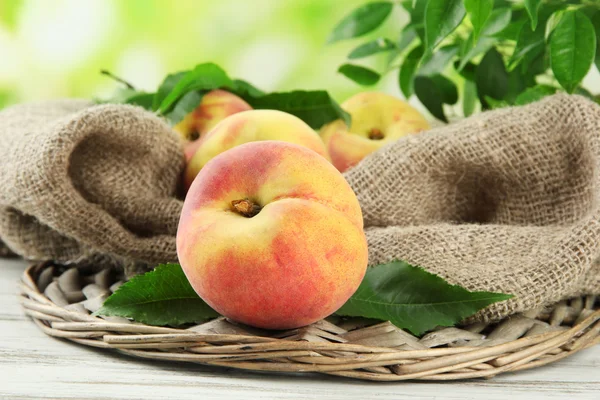 Pêches sucrées mûres sur table en bois dans le jardin, gros plan — Photo