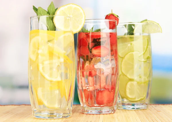 Sklenice ovocné nápoje s ledem na stole v kavárně — Stock fotografie
