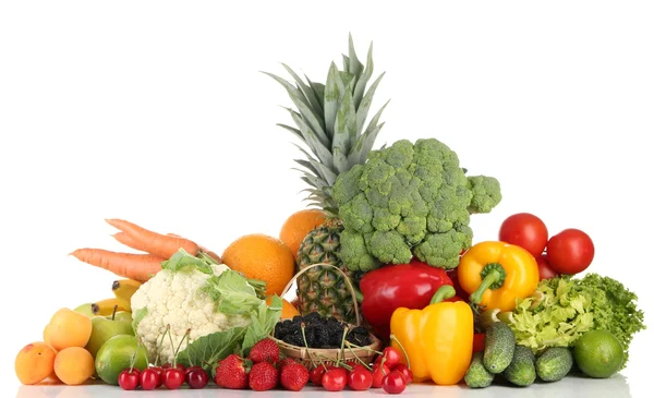 Assortiment van verse groenten en fruit, geïsoleerd op wit — Stockfoto