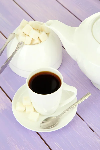 Šálek kávy, na barevné dřevěné pozadí — Stock fotografie