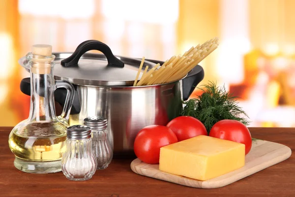 Ingredients for cooking pasta on table in kitchen — Stock Photo, Image