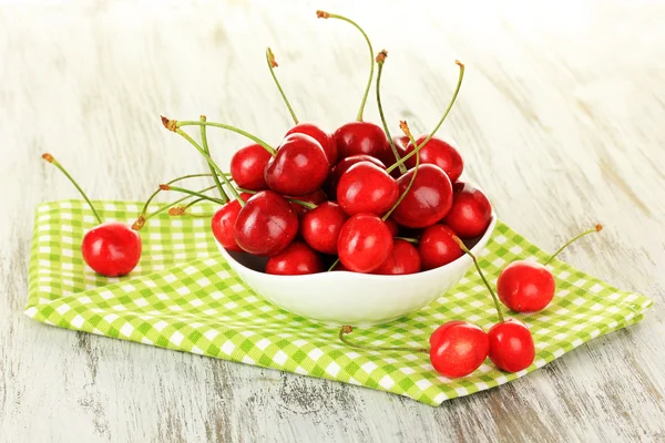 Kirschbeeren auf Holztisch aus nächster Nähe — Stockfoto