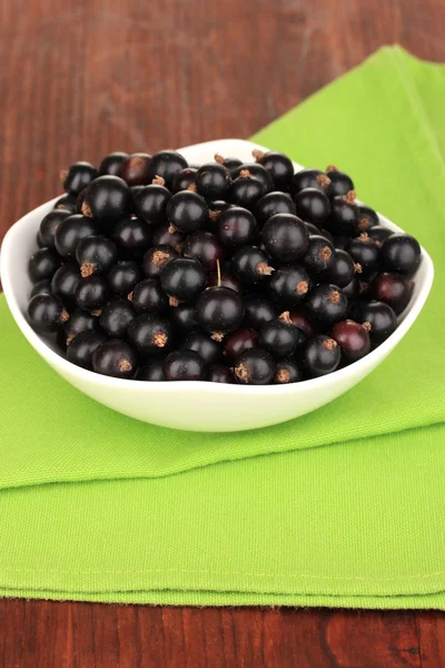 Färska svarta vinbär på trä bakgrund — Stockfoto