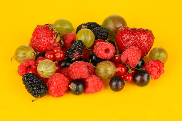 Ripe berries on yellow background — Stock Photo, Image