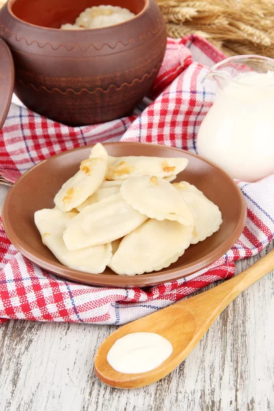 Sabrosas albóndigas con cebolla frita sobre plato marrón, sobre fondo de madera —  Fotos de Stock