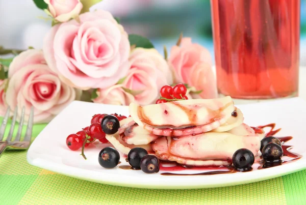 Tasty sweet dumplings with fresh berries on white plate, on bright background — Stock Photo, Image