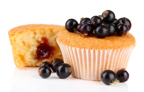 Leckere Muffins mit Beeren isoliert auf weiß — Stockfoto