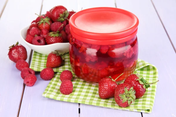 Huisgemaakte berry jam op houten tafel — Stockfoto