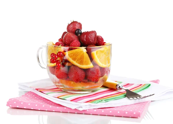 Salada de frutas útil em copo de vidro isolado em branco — Fotografia de Stock