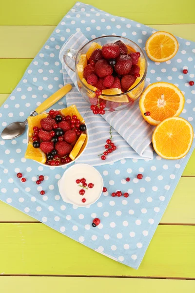 在玻璃杯子和碗木制表特写上的有用的水果沙拉 — 图库照片