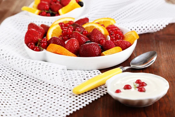 Salada de frutas útil em placas em mesa de madeira close-up — Fotografia de Stock