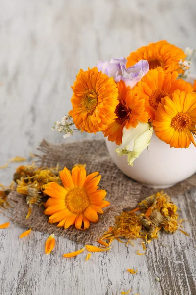 Calendula fiori in tazza su sfondo di legno — Foto Stock