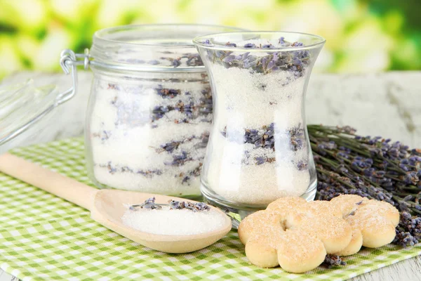 Tarro de azúcar de lavanda y flores de lavanda fresca sobre fondo brillante — Foto de Stock