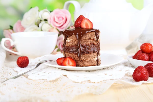 Chocolate cake met aardbei op houten tafel op natuurlijke achtergrond — Stockfoto