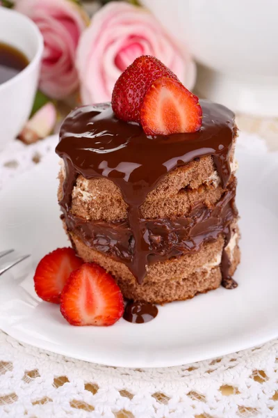 Torta al cioccolato con fragola in tavola primo piano — Foto Stock