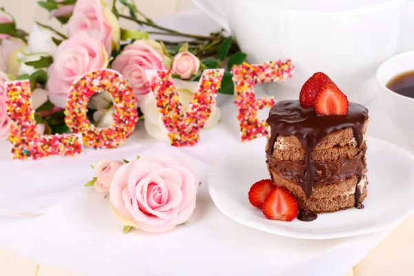 Chocolate cake met aardbei op houten tafel close-up — Stockfoto