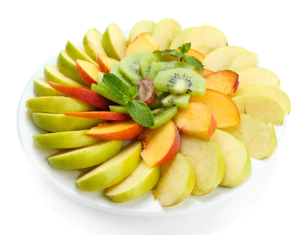 Assortiment van gesneden fruit op plaat, geïsoleerd op wit — Stockfoto