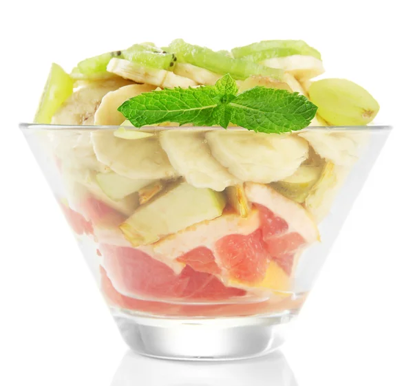 God fruktsallad i glasskål, isolerad på vit — Stockfoto
