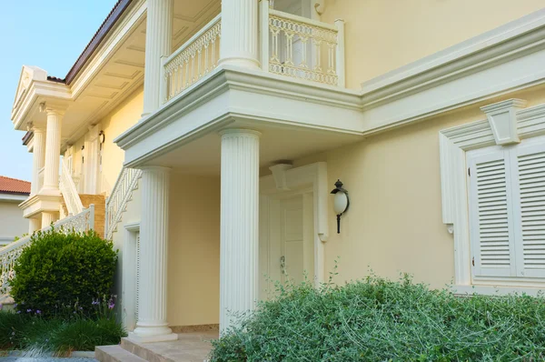 Casa moderna con jardinería en frente — Foto de Stock