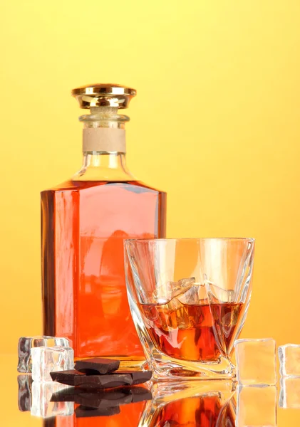 Bouteille et deux verres de whisky écossais, sur fond de couleur — Photo