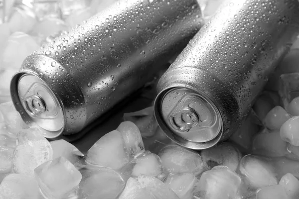 Metalen blikjes bier met ijsblokjes, close-up — Stockfoto