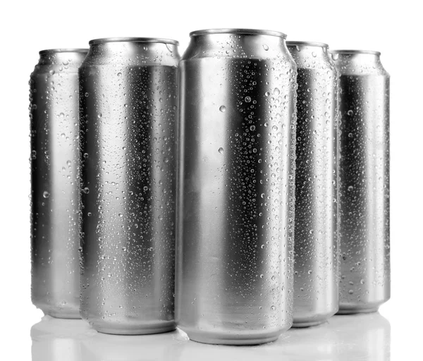 Металлические банки пива, изолированные на белом — стоковое фото