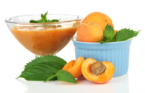 Confiture d'abricots dans un bol en verre et abricots frais, isolé sur blanc — Photo