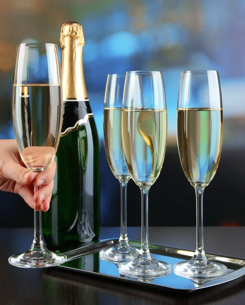 Champanhe em copos em restaurante — Fotografia de Stock