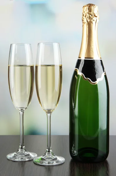 Бутылка шампанского со стеклами на столе в ресторане — стоковое фото