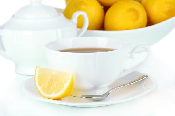 Taza de té con limón aislado en blanco — Foto de Stock