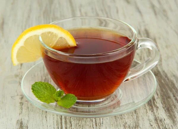 Tasse Tee mit Zitrone auf dem Tisch in Großaufnahme — Stockfoto