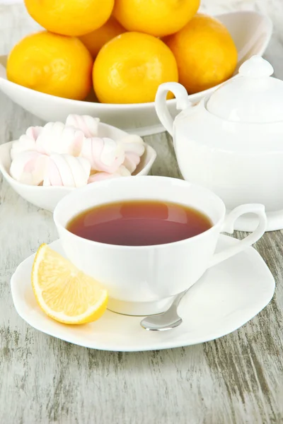 Tazza di tè con limone in tavola primo piano — Foto Stock