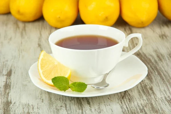 Tasse Tee mit Zitrone auf dem Tisch in Großaufnahme — Stockfoto