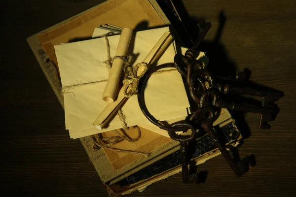 Αντίκες κλειδιά, επιστολές και το βιβλίο, σε σκούρο φόντο — Φωτογραφία Αρχείου