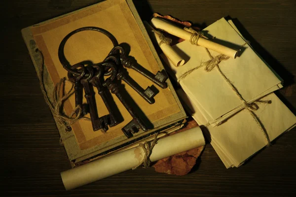 Antique keys, letters and book, on dark background — Stock Photo, Image