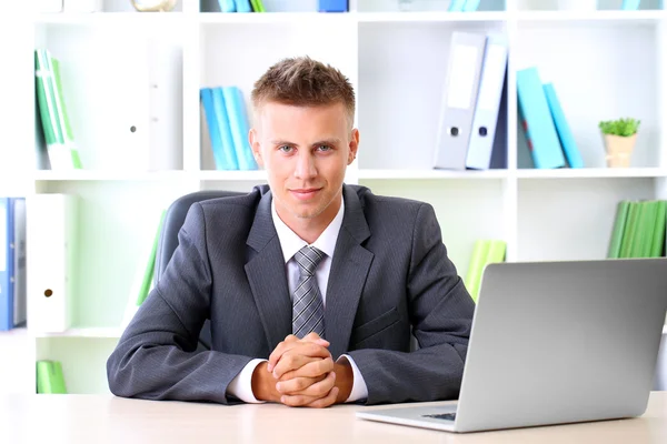 Retrato de Jovem Empresário Trabalhando no Escritório — Fotografia de Stock