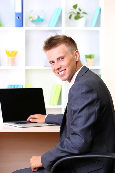 Retrato de Jovem Empresário Trabalhando no Escritório — Fotografia de Stock