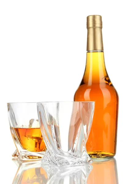 Glazen whisky met fles, geïsoleerd op wit — Stockfoto