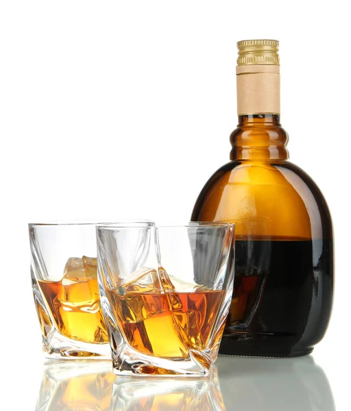 Bicchieri di whisky con bottiglia, isolati su bianco — Foto Stock