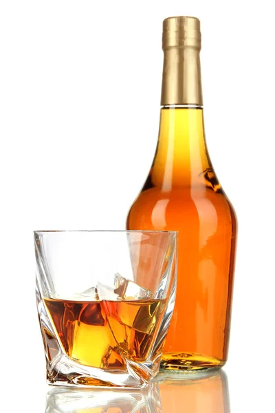 Glazen whisky met fles, geïsoleerd op wit — Stockfoto