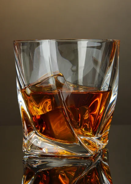 Vaso de whisky, sobre fondo oscuro — Foto de Stock