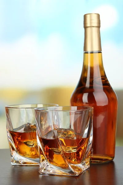 Vaso de whisky con botella, sobre fondo oscuro —  Fotos de Stock
