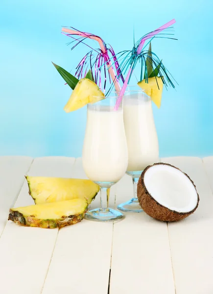 Pina colada drankje in cocktail bril, op lichte achtergrond — Stockfoto