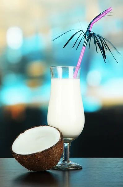 Bebida de pina colada em copo de coquetel, em fundo brilhante — Fotografia de Stock