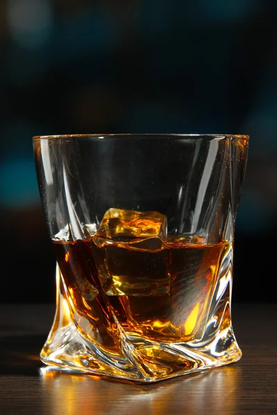 Bicchiere di whisky, su sfondo scuro — Foto Stock