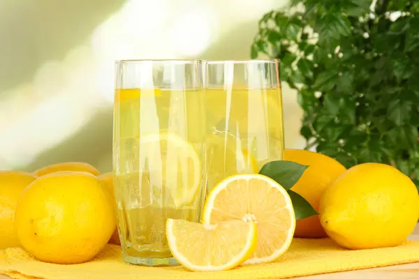 Köstliche Limonade auf dem Tisch auf hellem Hintergrund — Stockfoto